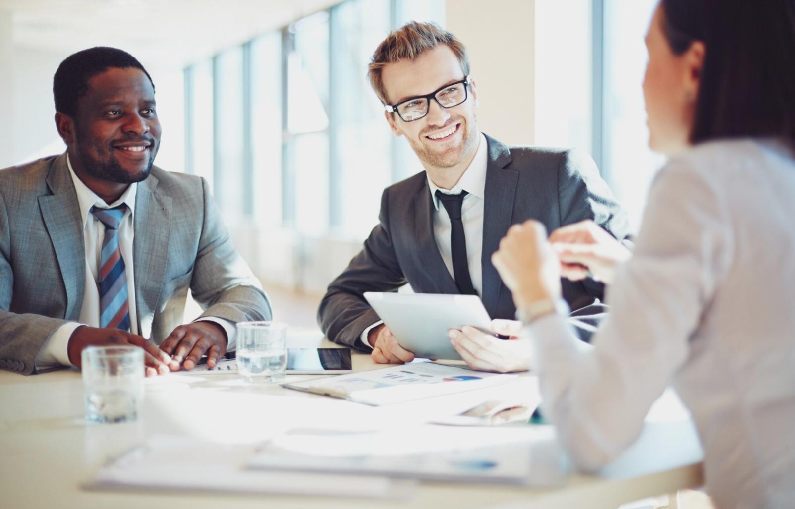 Organisierter Arbeitsplatz mit Finanzunterlagen und Laptop